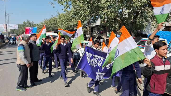 गणतंत्र दिवस के अवसर पर मेरठ नगर निगम तथा सामाजिक संस्था द ग्रोइंग पीपल द्वारा गणतंत्र मार्च निक